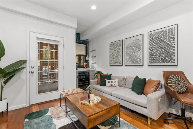 Building Photo - 447 Pavonia Ave