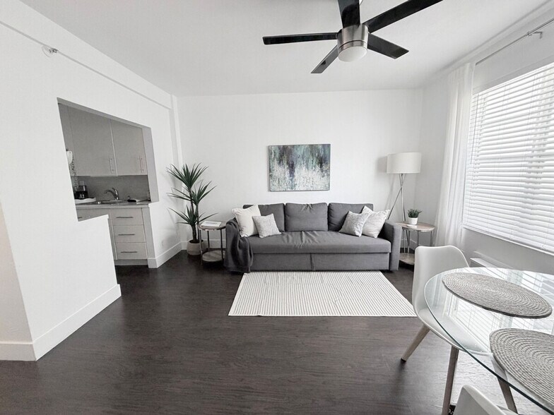 Building Photo - 3010 Collins Ave