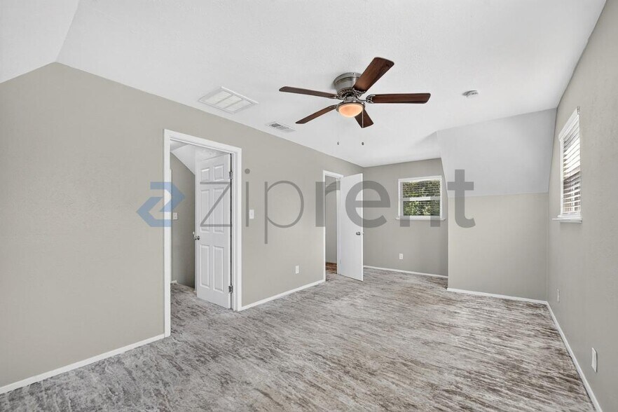 Building Photo - Unit