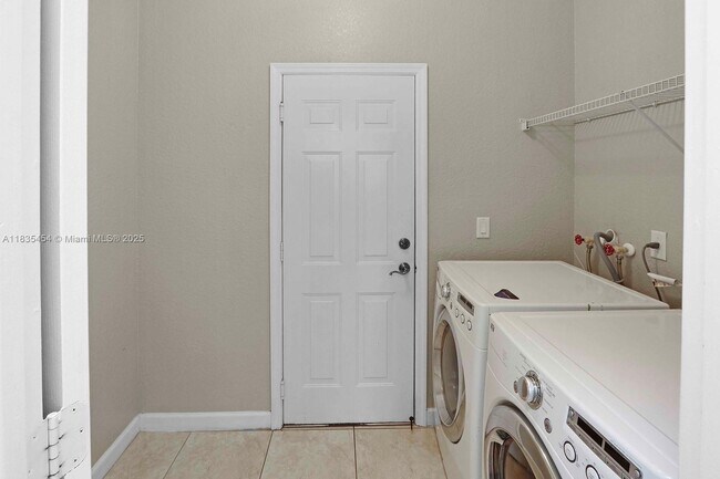 Building Photo - 1909 SE 22nd Ct