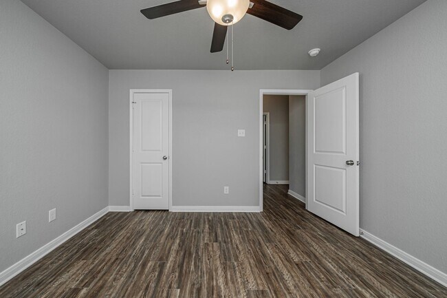 Building Photo - 521 Fallbrook Dr