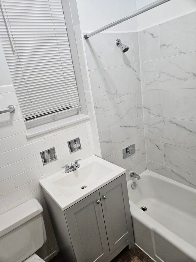 Building Photo - 3507 N Damen Ave