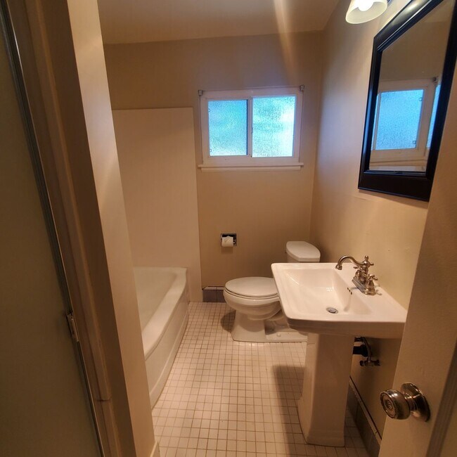 Building Photo - *MOVE IN SPECIAL* Single Story Pleasant Hi...