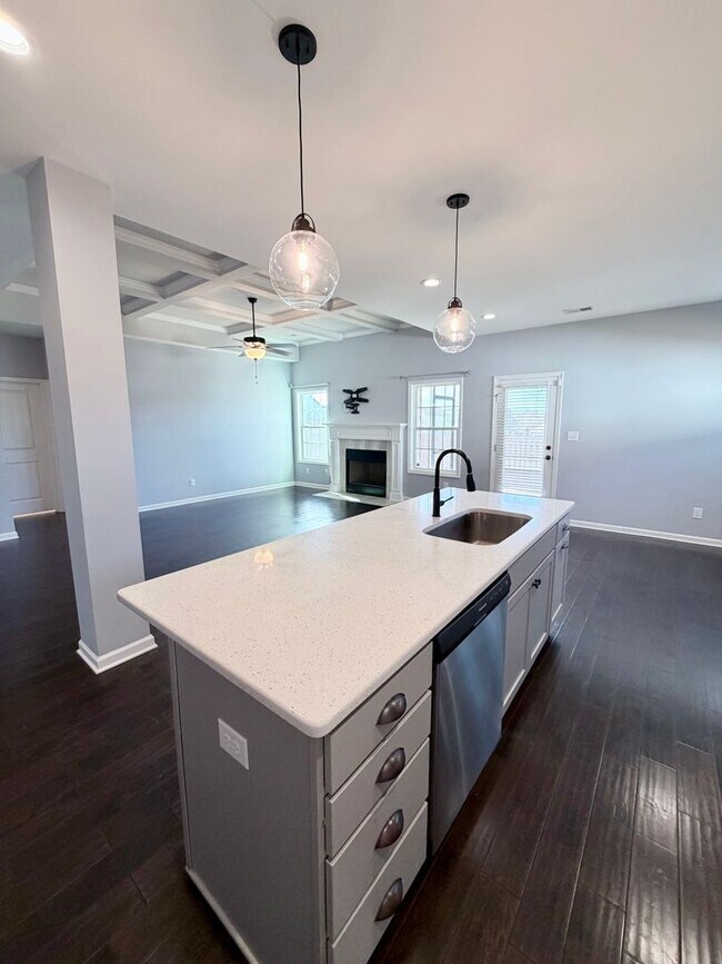 Building Photo - 215 Shoshone Cir