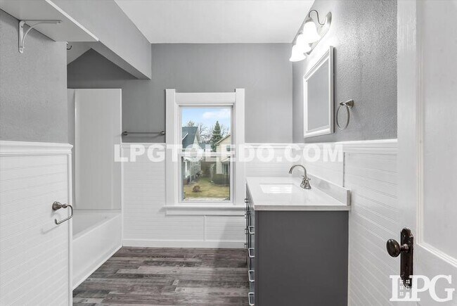 Building Photo - 927 Alvison Rd