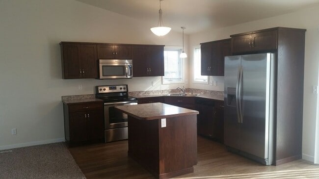 Building Photo - 4 Bed 3 Bath Single Family Home