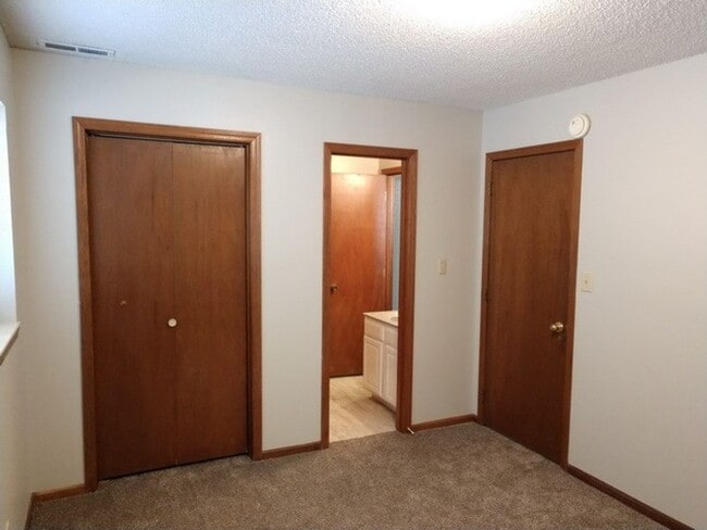 Building Photo - 4 Bedroom Apartment in Central MHK - Near Aggieville!
