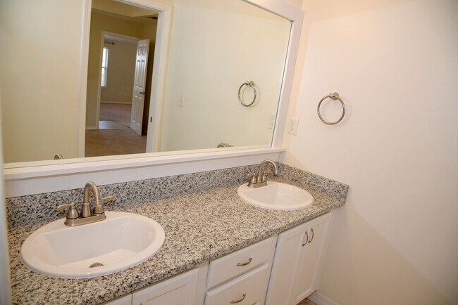 Building Photo - Central Niceville Home with Lawncare Included!
