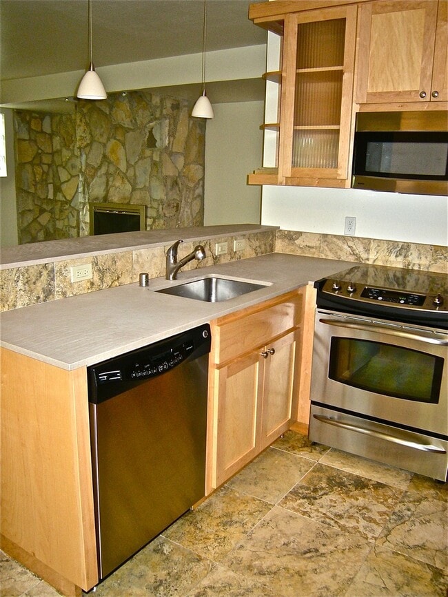 Building Photo - Spacious Two-Story Duplex Near Caledonia