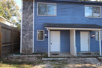 Building Photo - Convenient 2BD/1.5BA End-Unit Townhome Nea...