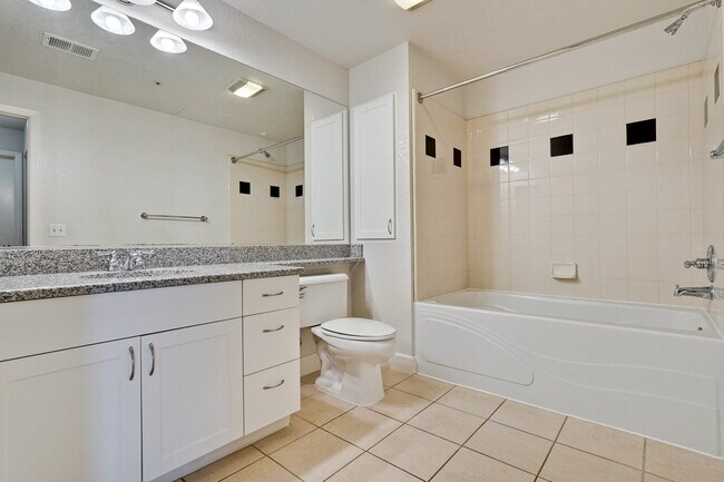 Building Photo - Large 2BR/2BA Condo with Spacious Balcony ...