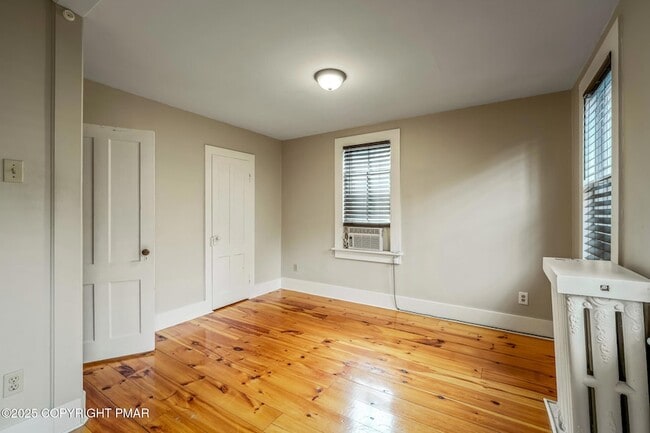 Building Photo - 703 Scott St