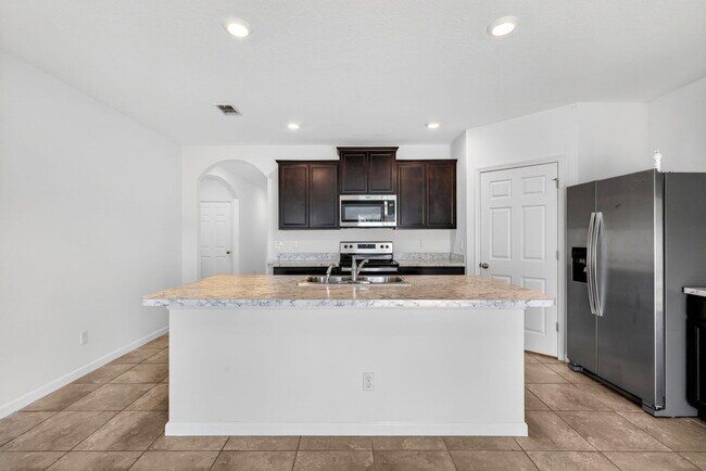 Building Photo - 393 SW Tarra Ave