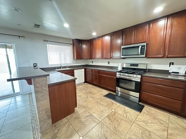 Building Photo - Spacious East Palmdale Home