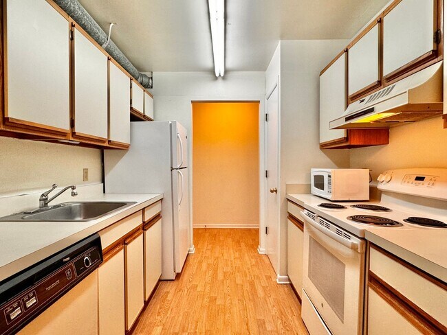 Building Photo - 2 Bedroom/2 Bath Condo near shopping with den, community Pool and more!