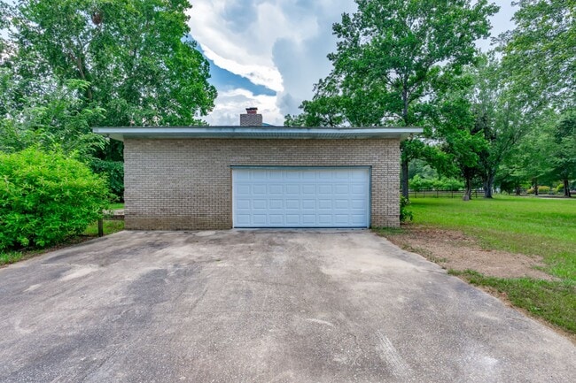 Building Photo - 400 Derby Ln