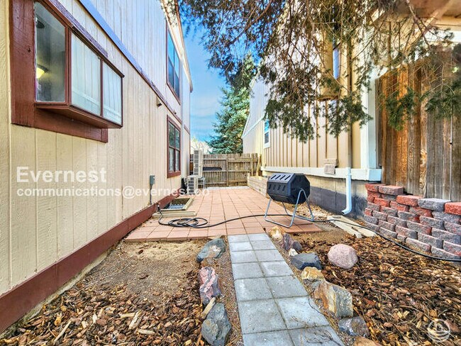 Building Photo - 811 S Rifle Way