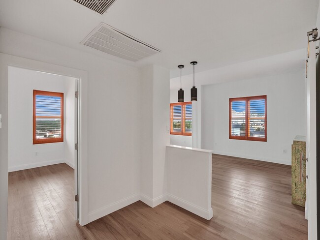 Building Photo - 2421 Lake Pancoast Dr