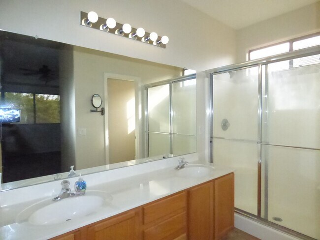 Building Photo - Great location near Bell Rd in Surprise! A...