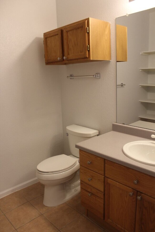 Building Photo - Deer Creek - 2nd Floor 2 bedroom/2 Bath Co...