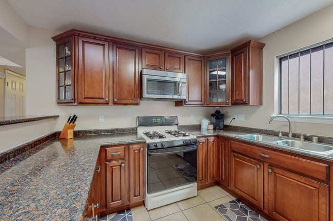 Building Photo - UNSER/LADERA 2 Bedroom  2 Bath  2 car gara...