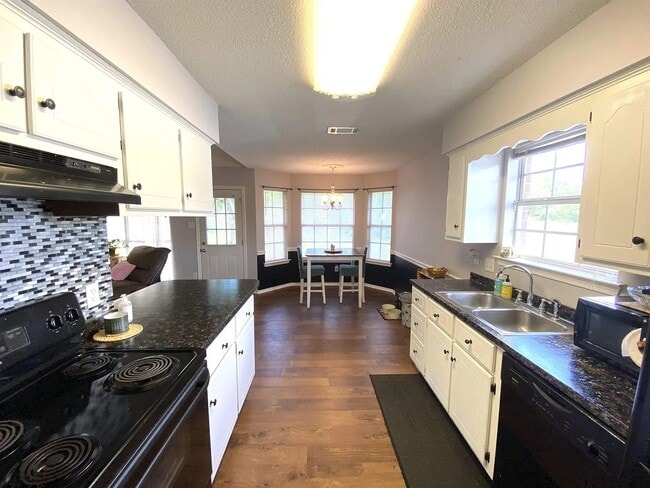Building Photo - 1511 Homestead Dr W
