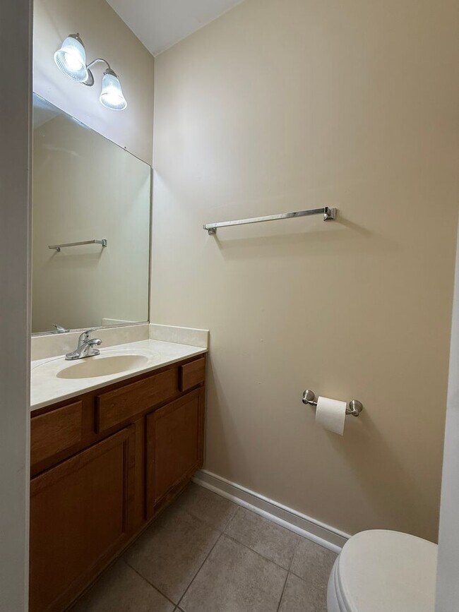 Building Photo - 3-bedroom 3.5 bath townhouse $500 off first month's rent