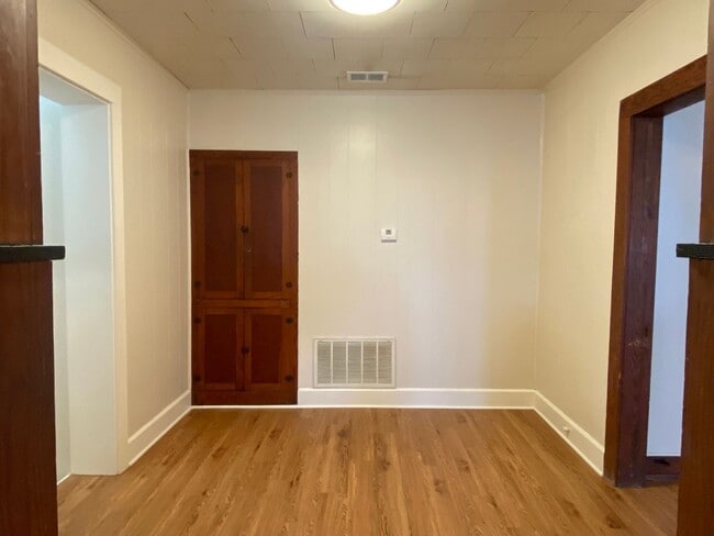 Building Photo - CUTE 2 BEDROOM