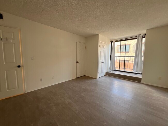 Building Photo - 611 S 6th St