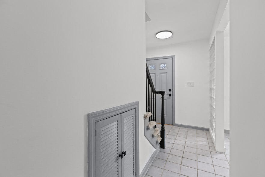 Building Photo - 546 Carriage Cir