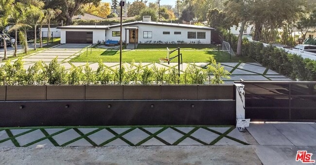 Building Photo - 22616 Oxnard St