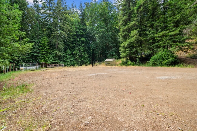 Building Photo - 975 Logan Creek Rd