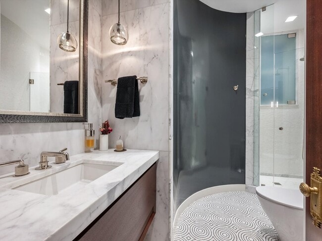 Building Photo - 1210 N Astor St