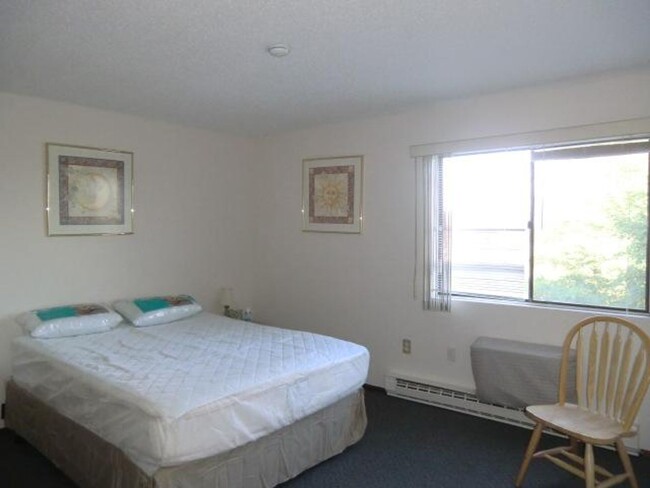 Building Photo - **WINTER RENTAL** 2 Bedroom Condo Near Wei...