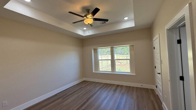 Building Photo - 2615 Creekview Dr