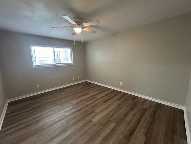 Building Photo - 1900 Sq Feet of Living Space