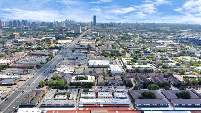 Building Photo - 2744 Briarhurst Dr