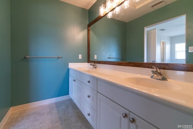Building Photo - PRIME CORNER UNIT WITH CENTRAL AC!!! 3BR, 2.5BA WITH 2-CAR GARAGE