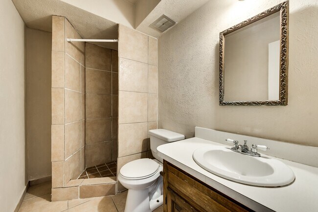 Building Photo - Adorable Townhome featuring 3 Bedrooms + Office In Prime Location