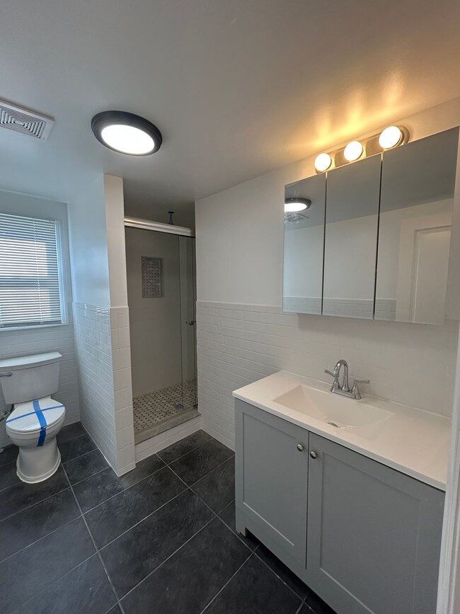 Building Photo - Newly Renovated 5 Bedroom 2 Bathroom Singl...