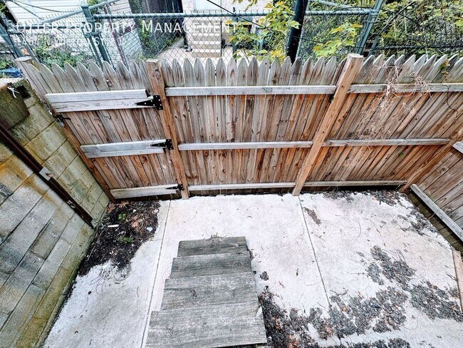 Building Photo - 1464 N Wilton St
