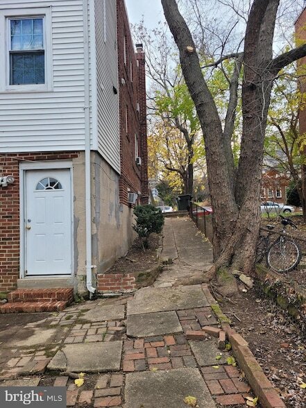 Building Photo - 1559 19th St N