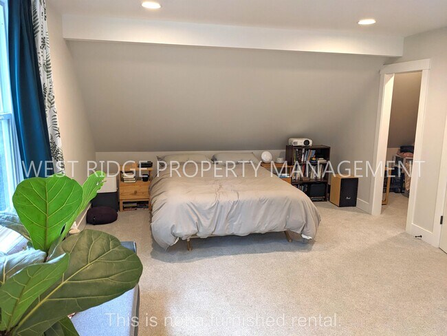 Building Photo - 34 NE Ivy St