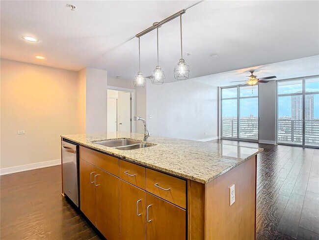 Building Photo - 1208 E Kennedy Blvd