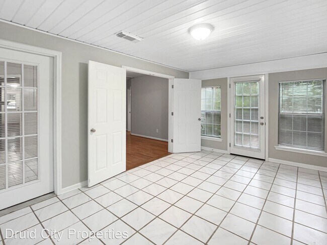 Building Photo - 3 br, 2 bath House - 1015 Mockingbird Lane