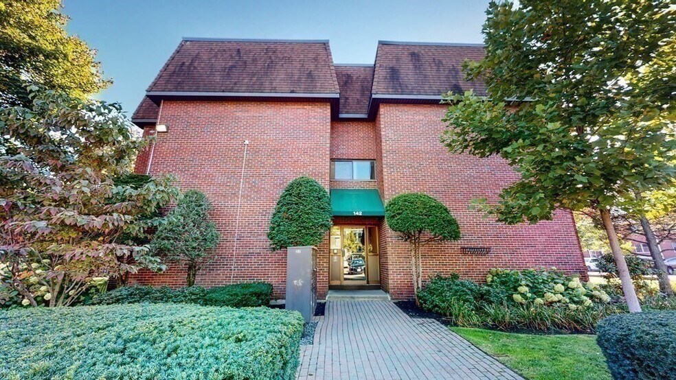 Building Photo - 143 Kenrick St