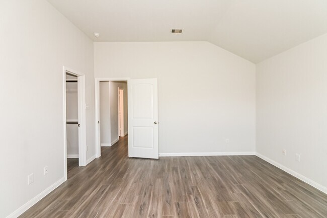 Building Photo - 810 Desoto Dr