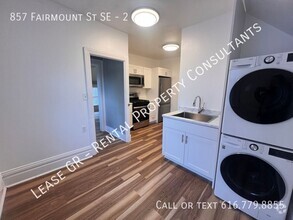 Building Photo - Three Bedroom Upper Unit - Laundry in Unit...