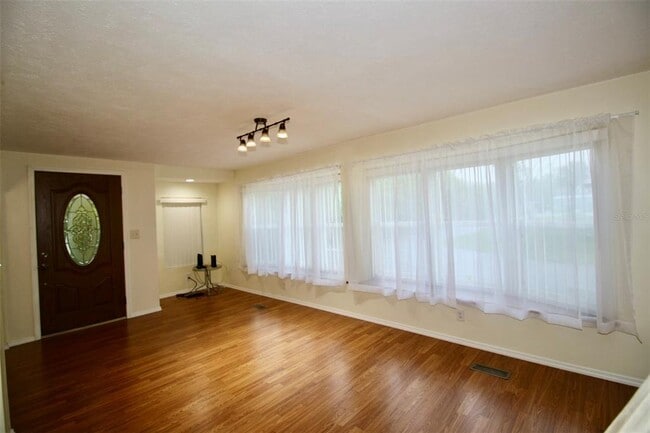 Building Photo - 10992 Poplar St NE