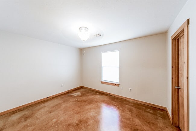 Building Photo - 2607 W 58th St